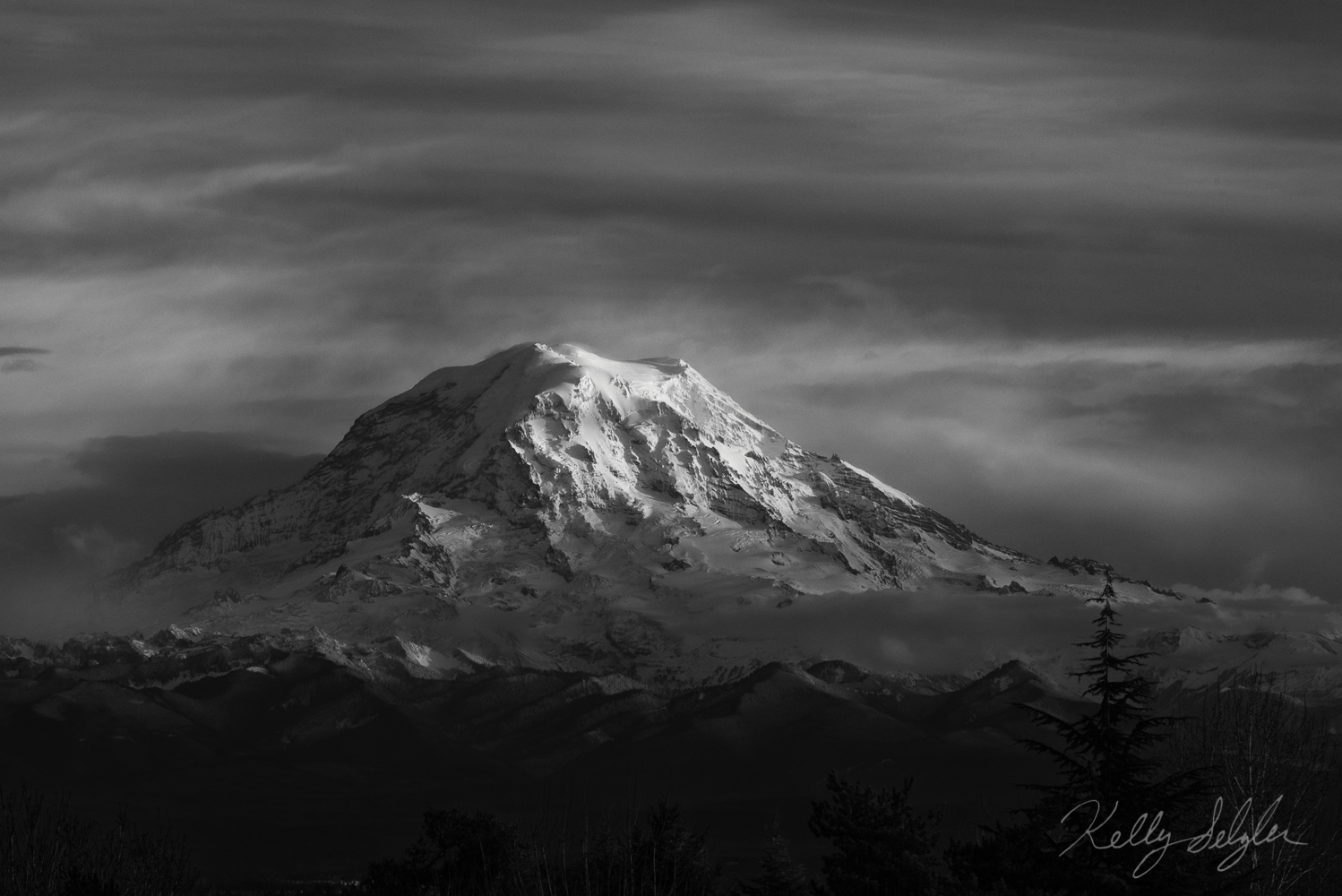 Taken from my neighborhood in Tacoma, the&nbsp;day's last light on Mt. Rainier was magical.